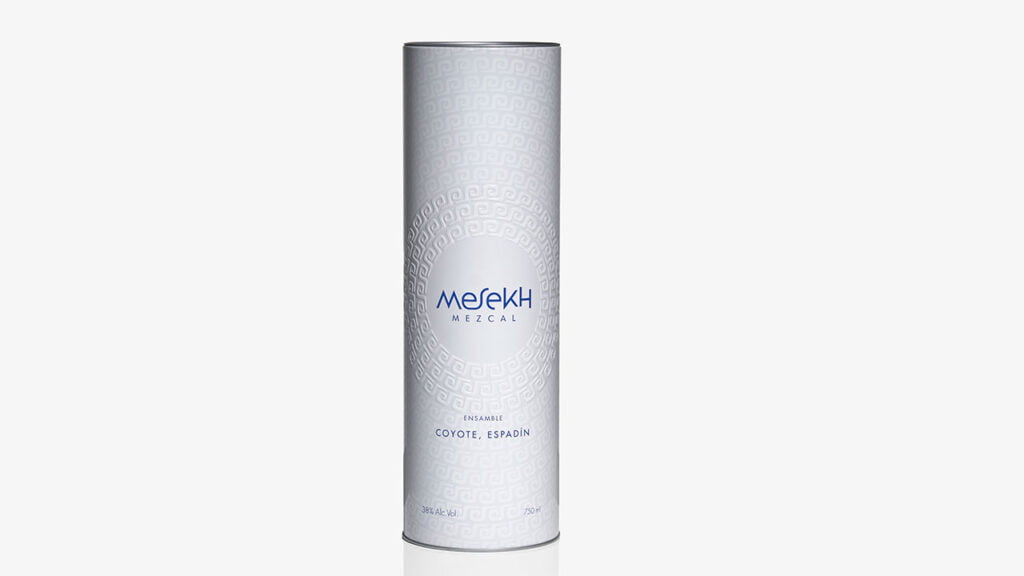 presentación producto mesekh empaque de botella de mezcal empaque y fondo en blanco